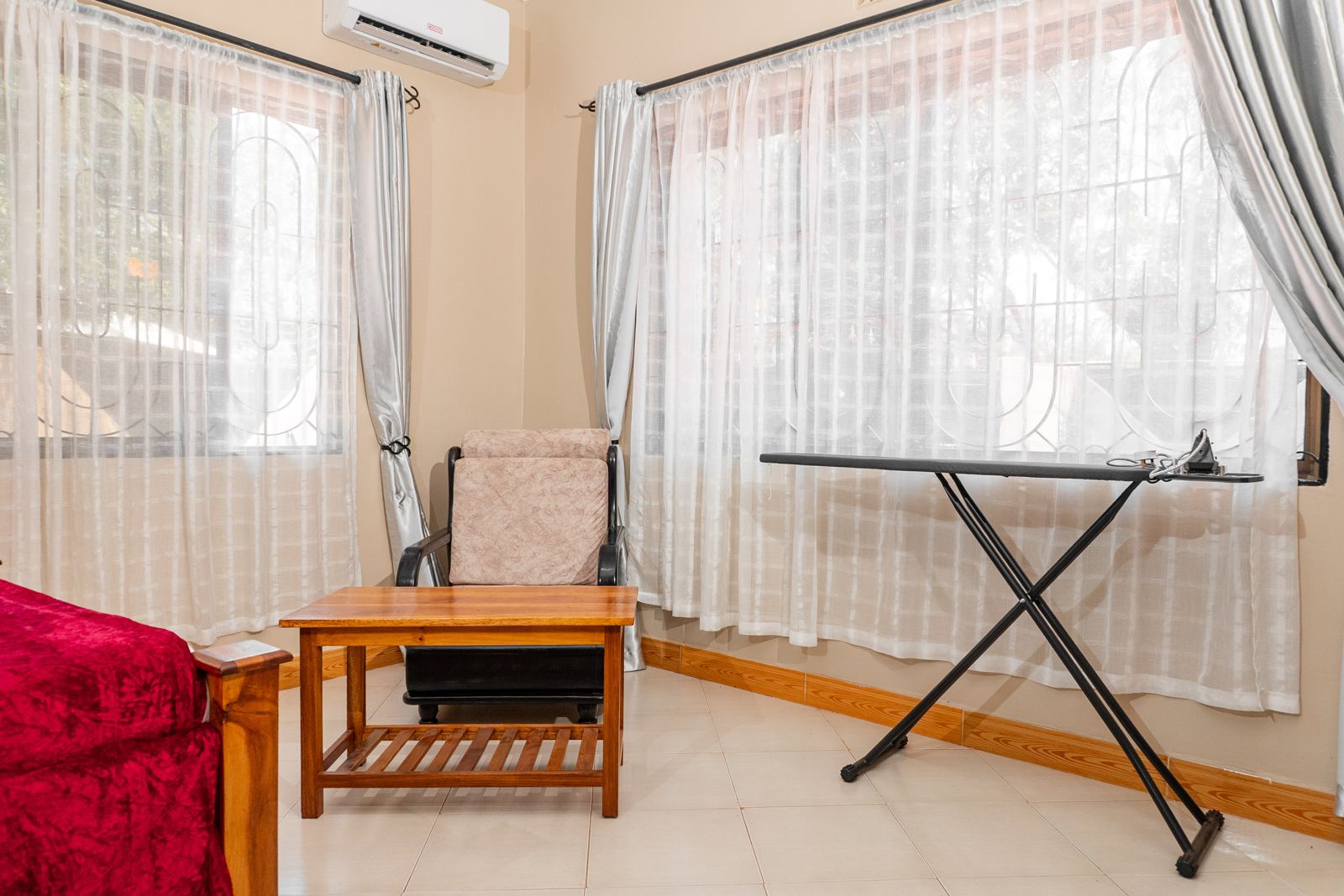 Sitting corner with armchair and coffee table in a Pasua lodge room